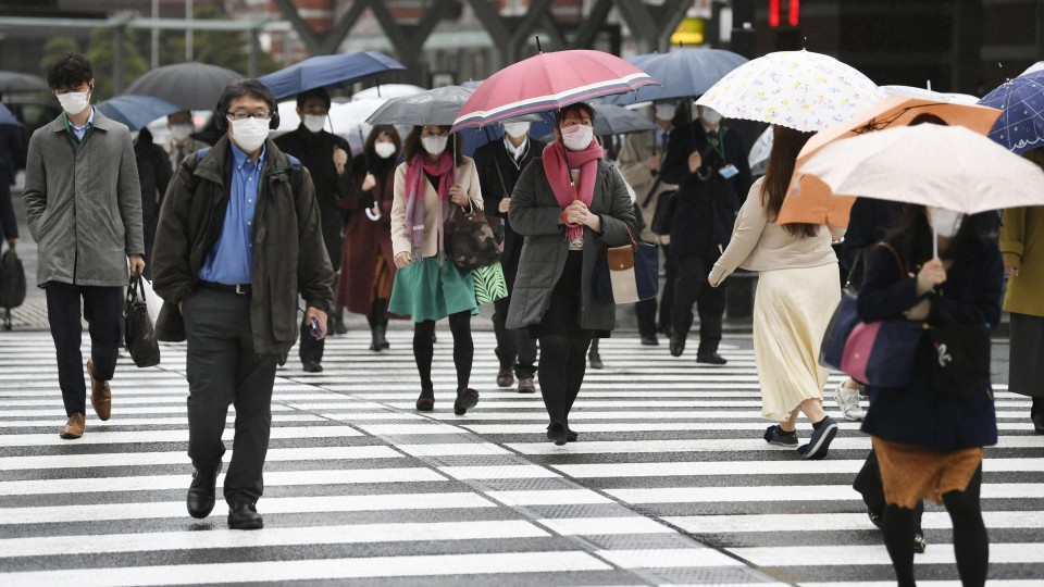 Wearing face masks, many go to work despite Abe's call for telework